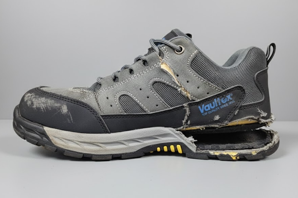 Giày bảo hộ xuống cấp do thân giày nứt, rách hoặc bong keo