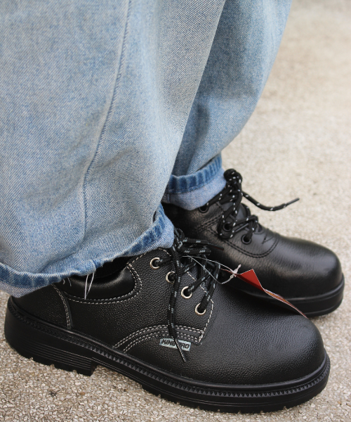 N&ecirc;n ưu ti&ecirc;n lựa chọn gi&agrave;y bảo hộ vải lưới tho&aacute;ng kh&iacute; hay gi&agrave;y bảo hộ bằng da?